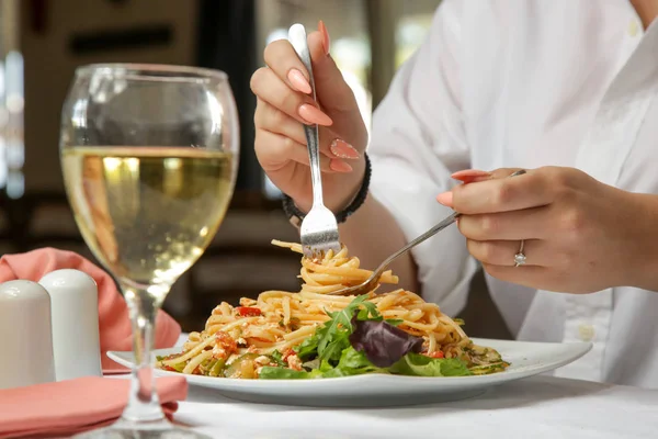 Giovane Donna Con Spaghetti Bicchiere Vino Bianco Ristorante — Foto Stock