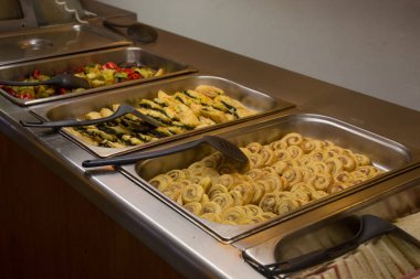 Bir açık büfe kuyruğu - uzun bir masada sergilenen bir yiyecek seçimi