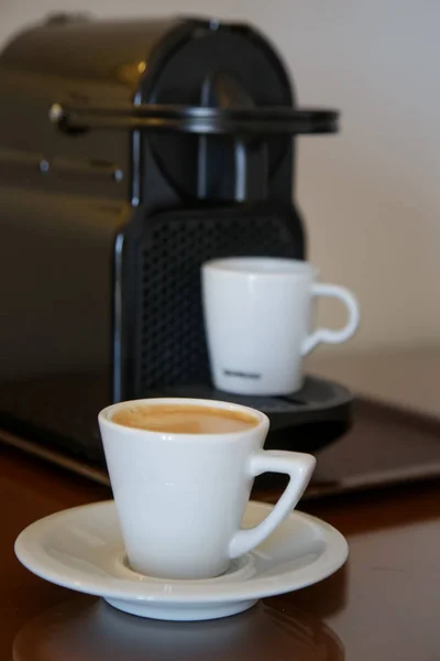 Two Cups Freshly Prepared Coffee Coffee Maker Wooden Table — Stock Photo, Image