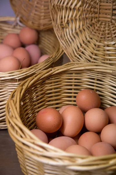Een Stapel Van Verse Biologische Boerderij Eieren Een Rotan Manden — Stockfoto