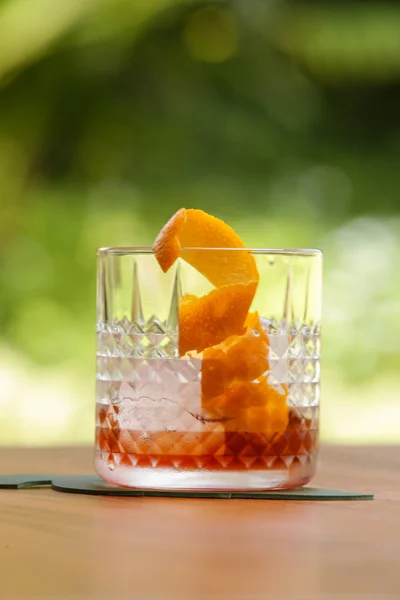 Бокал Алкогольного Коктейля Апельсиновой Кожурой Кубиками Льда — стоковое фото