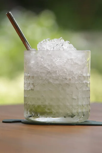 Ett Glas Alkohol Cocktail Med Krossade Isbitar — Stockfoto