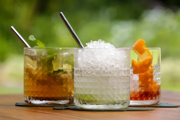 Verschiedene Alkoholische Cocktails Auf Einem Holztisch — Stockfoto