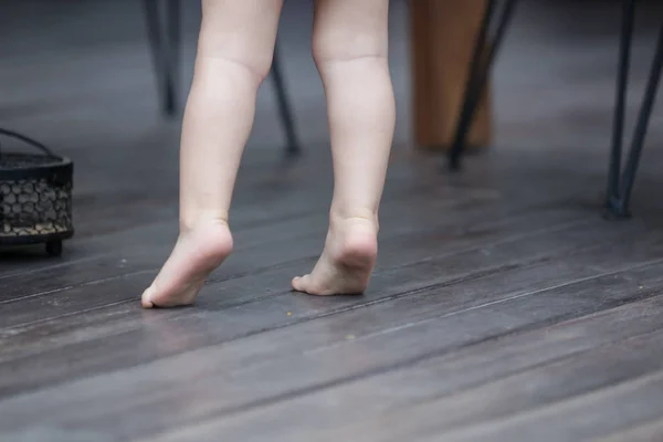 Enfant Marchant Sur Pointe Des Pieds Votre Enfant Est Orteil — Photo