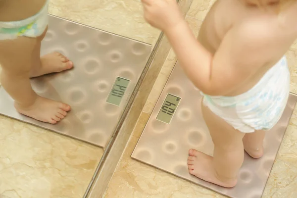 Petit Enfant Couches Debout Sur Balance Poids Dans Salle Bain — Photo