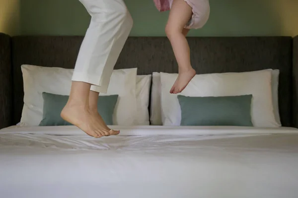 Mãe Filho Pulando Cama Vista Perto Dos Pés — Fotografia de Stock