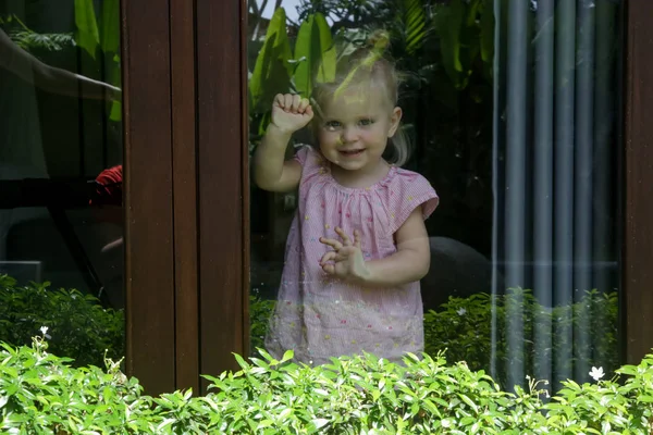 Adorável Menina Olhando Através Janela Para Jardim — Fotografia de Stock