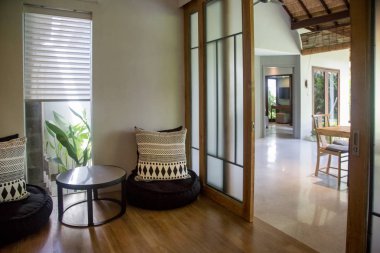 Modern bir iç mekanın köşesinde bir sandalye, odada rahat bir köşe.