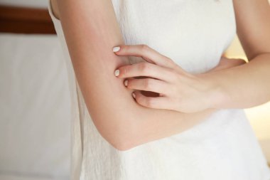 Dirsek bölgesinde kışın kaşındıran kuru deri.