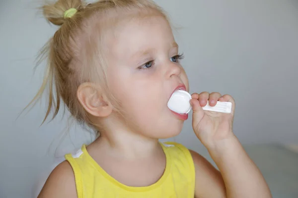 Retrato Una Linda Niña Tomando Medicina Con Una Cuchara Plástico — Foto de Stock