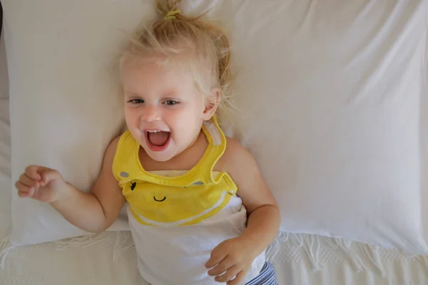 Boldog Nevetés Portréja Két Éves Gyermek Fekszik Ágyon — Stock Fotó