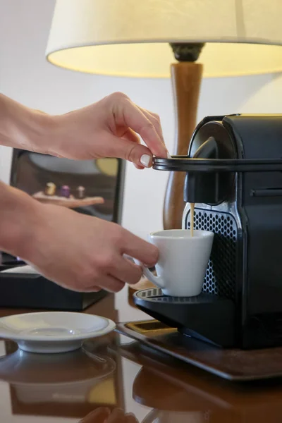 Mujer Preparando Café Fresco Con Una Máquina Café — Foto de Stock