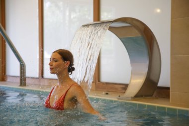 Kadının hidroterapi ve su akışı spa havuzu