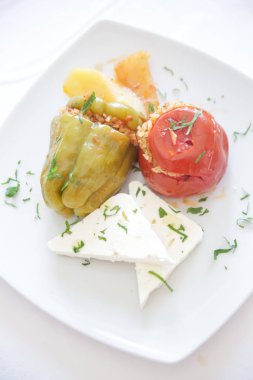 Basit vejetaryen yemeği, dolma dolma dolma dolma biber ve peynirli domates.