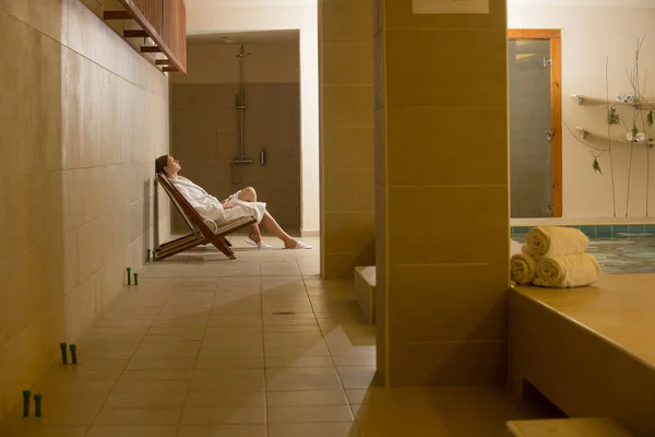 Mulher Desfrutando Dia Spa Mulher Roupão Sentado Lado Piscina Interior — Fotografia de Stock