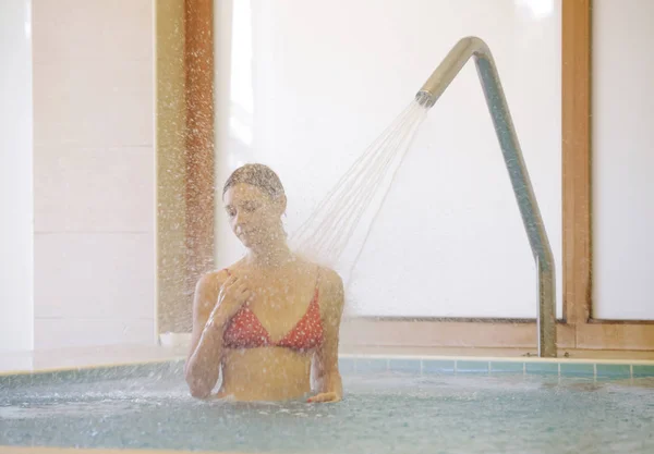 Mulher Desfrutando Hidroterapia Fluxo Água Piscina Spa — Fotografia de Stock