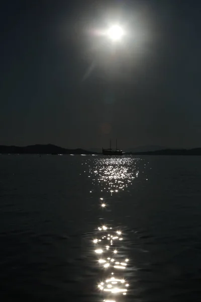 Luce Lunare Sull Acqua Oscura Dell Oceano — Foto Stock