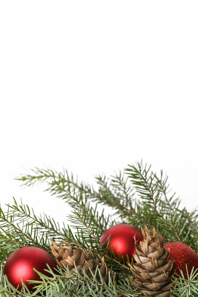 Árbol Navidad Decorado Con Adornos Rojos Conos Pino Cierre Con — Foto de Stock