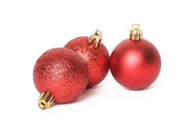 Beyaz arka planda izole edilmiş kırmızı Noel süsleri. 