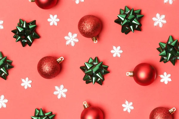 Decoração Natal Bolas Brilhantes Natal Vermelho Arcos Verdes Fundo Vermelho — Fotografia de Stock