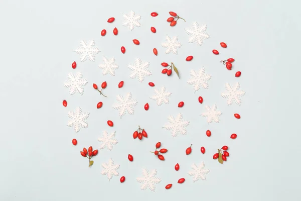 Modelul Crăciun Din Fulgi Zăpadă Fructe Pădure Roșii Fundal Albastru — Fotografie, imagine de stoc