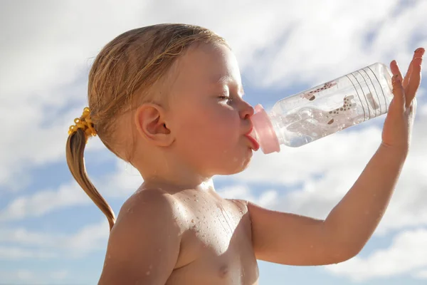 Småbarnsflicka Dricksvatten Från Nappflaskan — Stockfoto