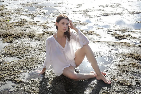 Junge Kaukasierin Posiert Strand Mädchen Trägt Weißes Hemd Strand Bei — Stockfoto