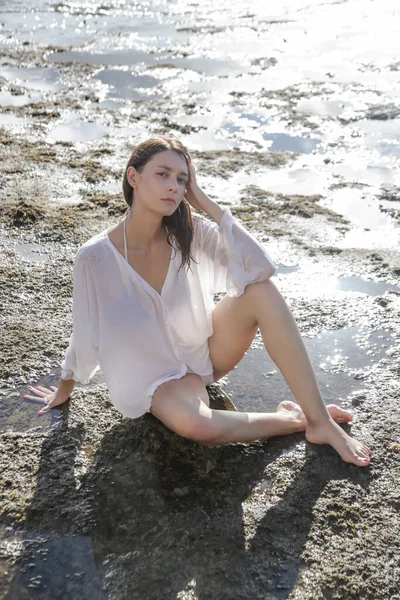 Junge Kaukasierin Posiert Strand Mädchen Trägt Weißes Hemd Strand Bei — Stockfoto