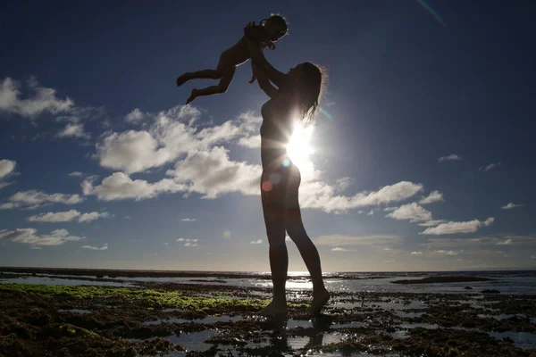 Silueta Matky Dítěte Při Západu Slunce Matka Vyhazuje Dítě Vzduchu — Stock fotografie