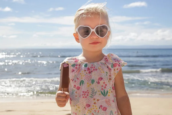 Menina Adorável Criança Comendo Sorvete Retrato Criança Usando Óculos Sol — Fotografia de Stock