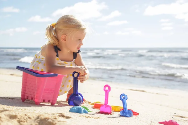 夏休みだ 愛らしいです幼児女の子遊びますとともにビーチおもちゃオンザ砂浜 — ストック写真