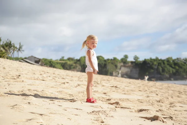 Kleines Mädchen Genießt Einen Heißen Sommertag Tropischen Sandstrand — Stockfoto