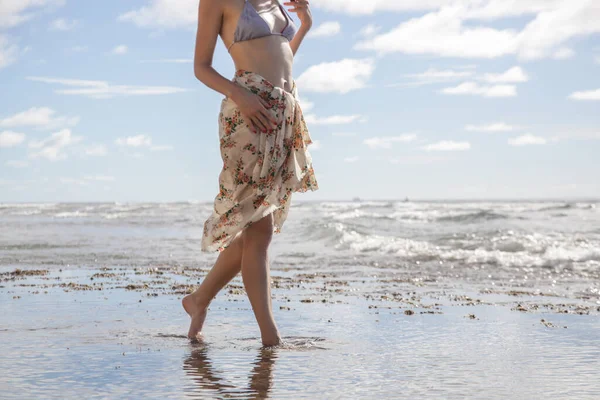 Frau Floralen Sarong Gehüllt Barfuß Strand — Stockfoto
