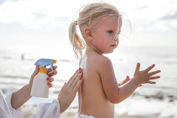 Madre Che Applica Crema Solare Lozione Protezione Carino Piccolo Bambino — Foto Stock