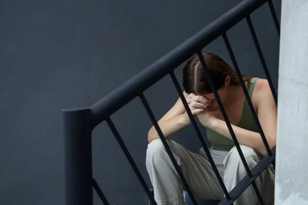 Porträtt Deprimerad Kvinna Täcker Ansiktet Med Händerna — Stockfoto