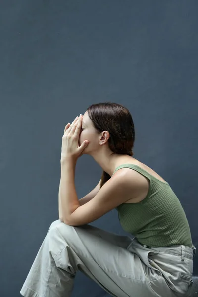 Portret Van Depressieve Vrouw Gezicht Bedekken Met Haar Handen — Stockfoto