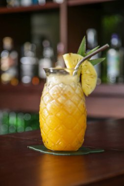 Barın üstünde ananas kokteyli.