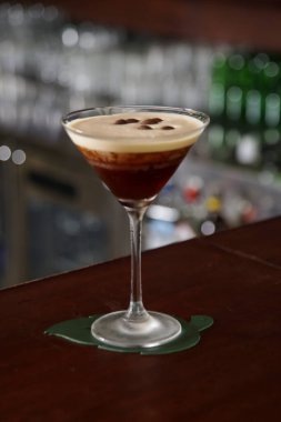 Bar tezgahında klasik espresso martinisi.