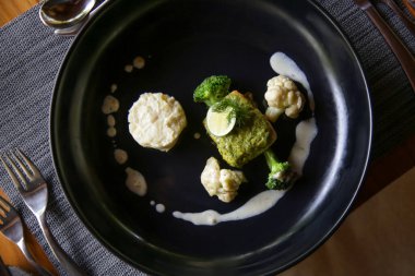 Limonlu dereotu soslu ton balığı. Enfes yemek, yaratıcı restoran yemeği konsepti..