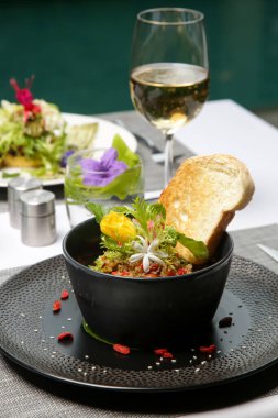 Sağlıklı organik kinoa salatası, modern yaratıcı restoran yemeği, enfes yemekler, özel tasarım yemekler.