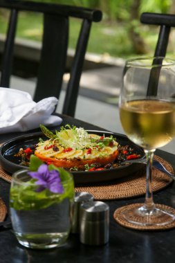 Enfes bir yemek. Güzellik böceği sağlıklı organik gıdaları süsledi. Modern yaratıcı restoran yemeği. Salata yaprakları ve goji meyveleriyle süslenmiş turp ve havuç püresi..