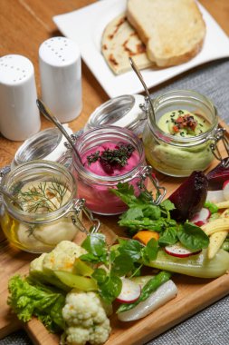 Enfes yemekler. Güzellik böceği, avokado, böcek ve klasik nohut humusuyla servis edilen sağlıklı organik yiyecekleri süsledi. Modern yaratıcı restoran yemeği. 