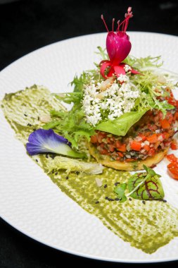 Enfes bir yemek. Güzel dekore edilmiş sağlıklı organik yiyecekler. Modern yaratıcı restoran yemeği. 