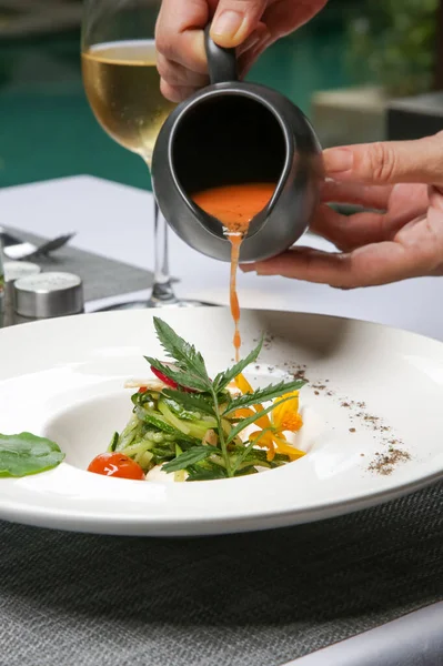 Sağlıklı Organik Domates Çorbası Modern Yaratıcı Restoran Yemeği Enfes Bir — Stok fotoğraf