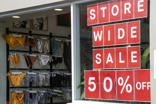 Sale Sign Window Shop Seasonal Shopping Concept — Stock Photo, Image