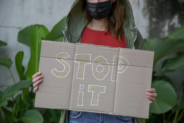 Mujer Caucásica Sosteniendo Stop Cartel Cartón Activista Pacífico Concepto Protesta — Foto de Stock