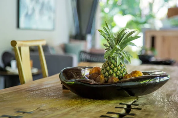 Arredo Casa Ananas Una Ciotola Sul Tavolo Cucina Legno — Foto Stock