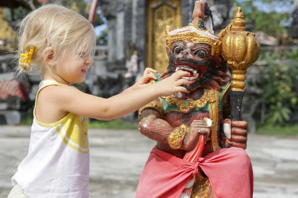 Adorable Niña Caucásica Jugando Frente Templo Hindú Niño Jugando Con —  Fotos de Stock