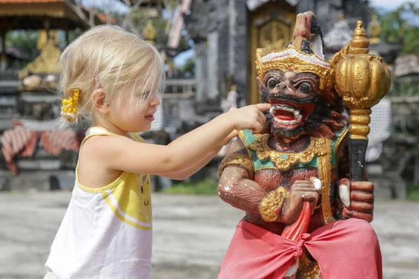 Adorable Niña Caucásica Jugando Frente Templo Hindú Niño Jugando Con —  Fotos de Stock