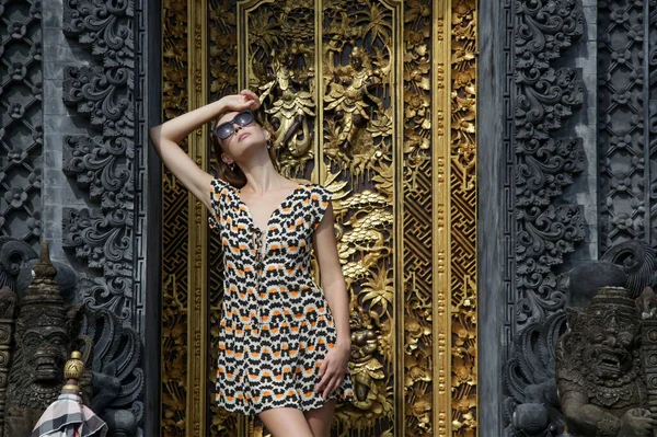 Jeune Touriste Devant Porte Traditionnelle Temple Balinais Doré — Photo